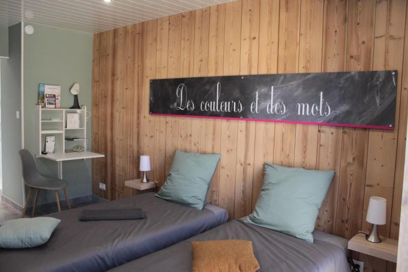 Chambres D'Hotes Des Couleurs Et Des Mots Villeneuve-de-Berg Room photo
